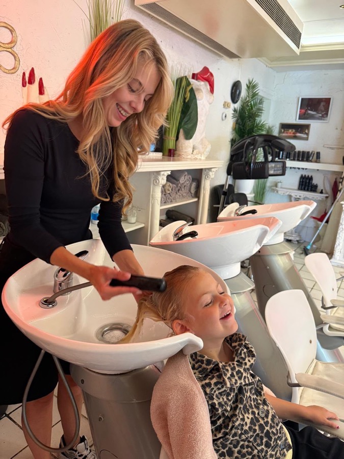 Haar wassen bij Romy's Hairstyling